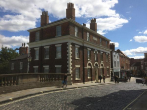 City Centre - The Old Committee Room-free parking